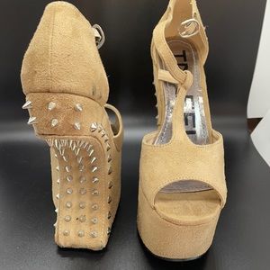 Nude Spiked wedges